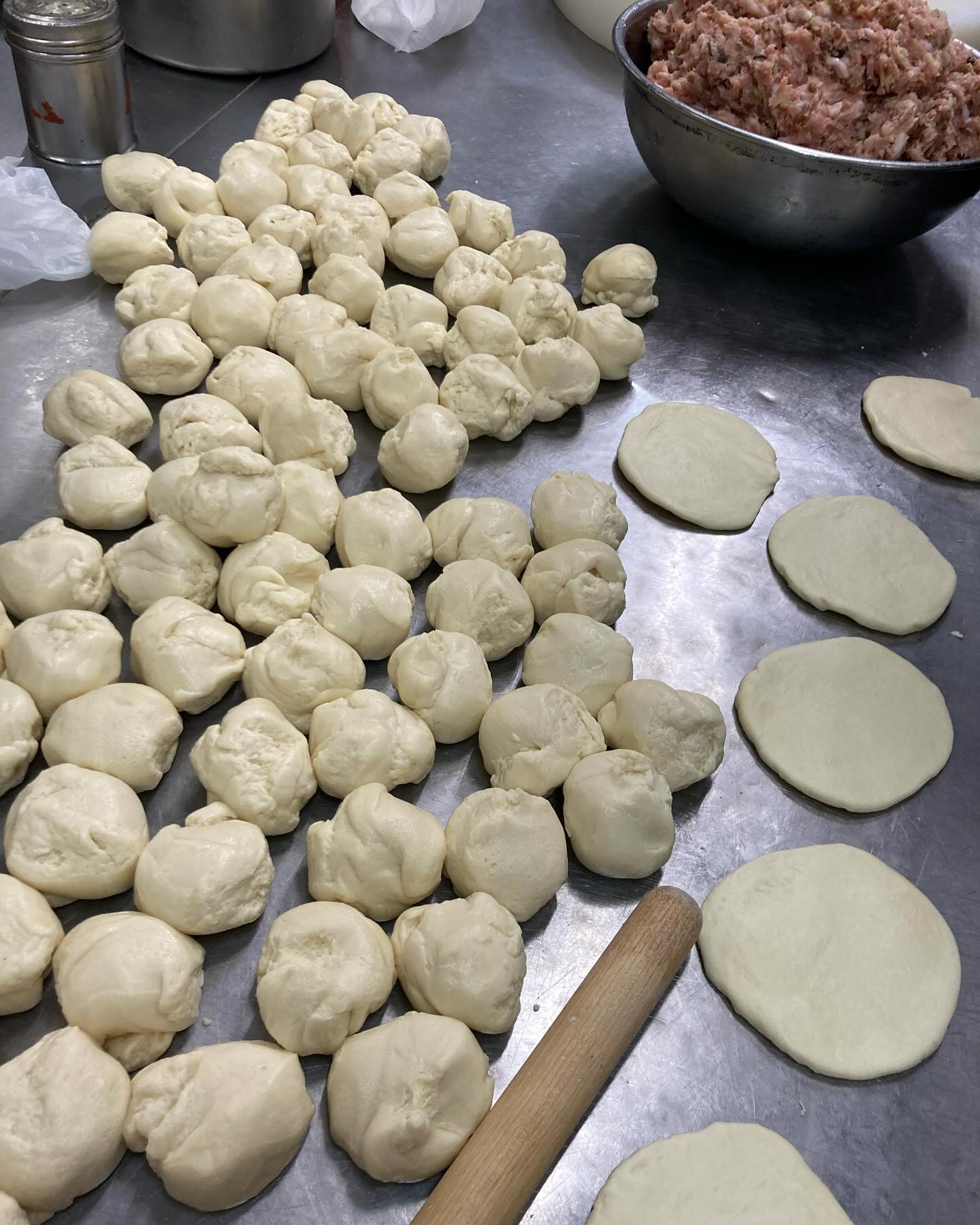 蓮香園自慢の手作り肉まん・小籠包のご紹介✨✨